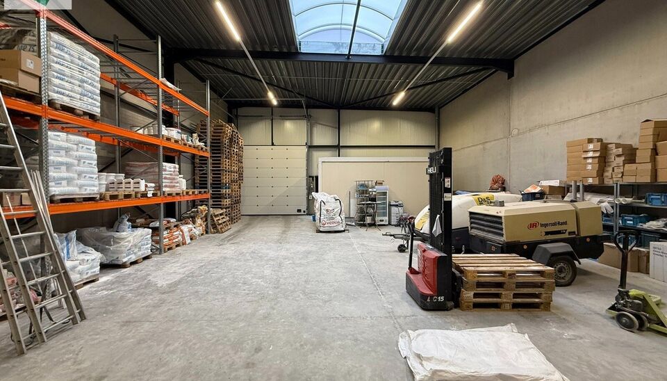 Moderne KMO-unit van 222 m&sup2; met &eacute;&eacute;n bovengrondse parkeerplaats en voorbereid voor het plaatsen van een laadpaal. De unit bevindt zich in het KMO-park aan de Westpoort 35 in Zwijndrecht.

Het magazijn is geschikt voor zowel opslag als atelieractiviteite