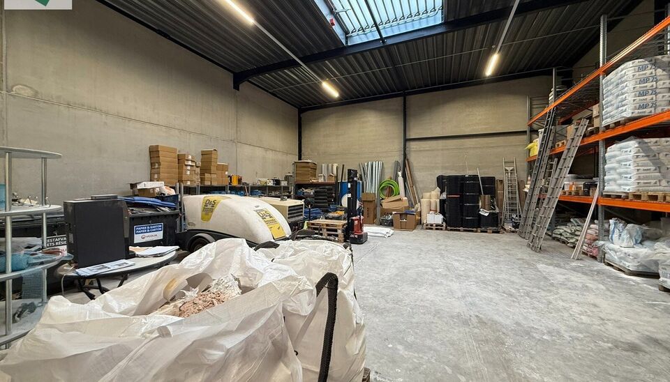 Moderne KMO-unit van 222 m&sup2; met &eacute;&eacute;n bovengrondse parkeerplaats en voorbereid voor het plaatsen van een laadpaal. De unit bevindt zich in het KMO-park aan de Westpoort 35 in Zwijndrecht.

Het magazijn is geschikt voor zowel opslag als atelieractiviteite