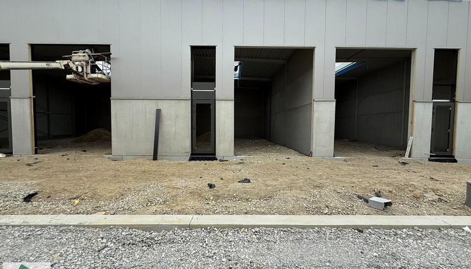 Dit strategisch gelegen bedrijventerrein bevindt zich in de gouden driehoek Antwerpen – Brussel – Gent, met directe nabijheid van de N16 en uitstekende verbindingen naar de A12 en E17.
De loods van 180m² heeft een vrije hoogte van 6 meter en is gebou