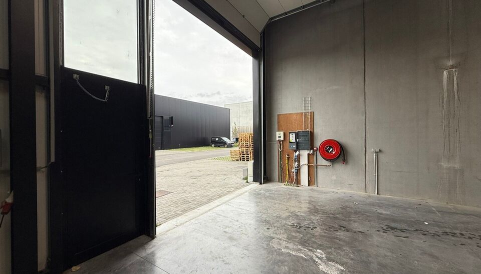267 m² magazijn met 2 parkeerplaatsen te huur in bedrijvenpark “Baldr” – Sint-Andries
Deze moderne en geïsoleerde KMO-unit is gelegen in het bedrijvenpark “Baldr”, een rustige maar strategische locatie vlakbij alle belangrijke in- en uitvalswe