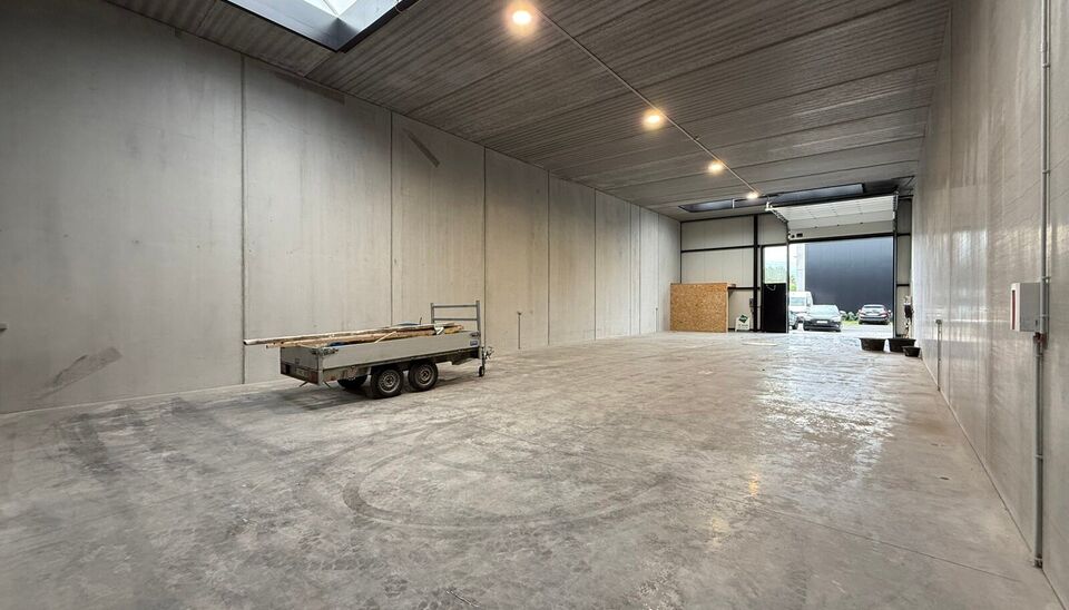 267 m² magazijn met 2 parkeerplaatsen te huur in bedrijvenpark “Baldr” – Sint-Andries
Deze moderne en geïsoleerde KMO-unit is gelegen in het bedrijvenpark “Baldr”, een rustige maar strategische locatie vlakbij alle belangrijke in- en uitvalswe