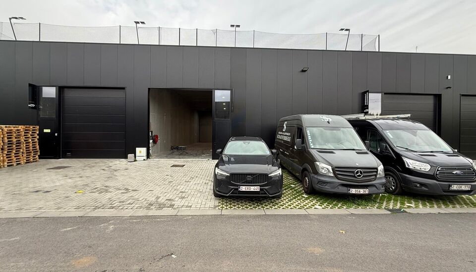 267 m&sup2; magazijn met 2 parkeerplaatsen te huur in bedrijvenpark &ldquo;Baldr&rdquo; &ndash; Sint-Andries
Deze moderne en ge&iuml;soleerde KMO-unit is gelegen in het bedrijvenpark &ldquo;Baldr&rdquo;, een rustige maar strategische locatie vlakbij alle belangrijke in- en uitvalswe
