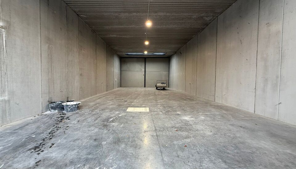 267 m&sup2; magazijn met 2 parkeerplaatsen te huur in bedrijvenpark &ldquo;Baldr&rdquo; &ndash; Sint-Andries
Deze moderne en ge&iuml;soleerde KMO-unit is gelegen in het bedrijvenpark &ldquo;Baldr&rdquo;, een rustige maar strategische locatie vlakbij alle belangrijke in- en uitvalswe