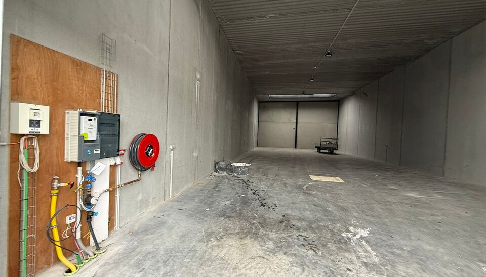 267 m&sup2; magazijn met 2 parkeerplaatsen te huur in bedrijvenpark &ldquo;Baldr&rdquo; &ndash; Sint-Andries
Deze moderne en ge&iuml;soleerde KMO-unit is gelegen in het bedrijvenpark &ldquo;Baldr&rdquo;, een rustige maar strategische locatie vlakbij alle belangrijke in- en uitvalswe