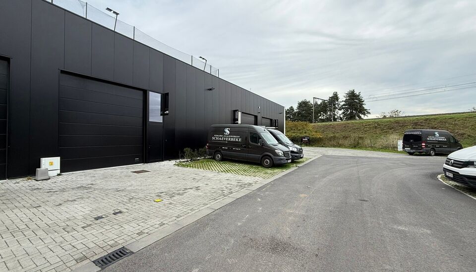267 m&sup2; magazijn met 2 parkeerplaatsen te huur in bedrijvenpark &ldquo;Baldr&rdquo; &ndash; Sint-Andries
Deze moderne en ge&iuml;soleerde KMO-unit is gelegen in het bedrijvenpark &ldquo;Baldr&rdquo;, een rustige maar strategische locatie vlakbij alle belangrijke in- en uitvalswe