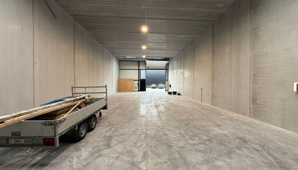 267 m&sup2; magazijn met 2 parkeerplaatsen te huur in bedrijvenpark &ldquo;Baldr&rdquo; &ndash; Sint-Andries
Deze moderne en ge&iuml;soleerde KMO-unit is gelegen in het bedrijvenpark &ldquo;Baldr&rdquo;, een rustige maar strategische locatie vlakbij alle belangrijke in- en uitvalswe