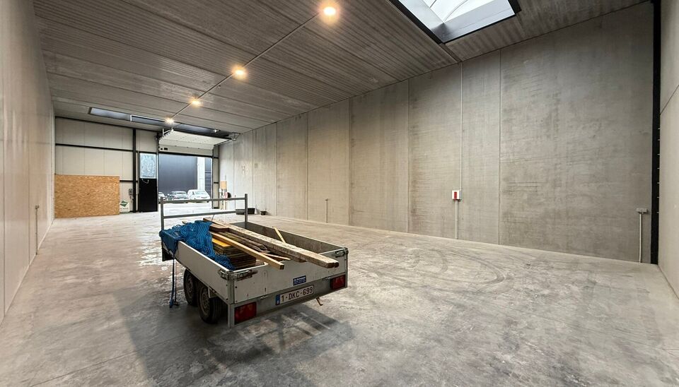 267 m&sup2; magazijn met 2 parkeerplaatsen te huur in bedrijvenpark &ldquo;Baldr&rdquo; &ndash; Sint-Andries
Deze moderne en ge&iuml;soleerde KMO-unit is gelegen in het bedrijvenpark &ldquo;Baldr&rdquo;, een rustige maar strategische locatie vlakbij alle belangrijke in- en uitvalswe