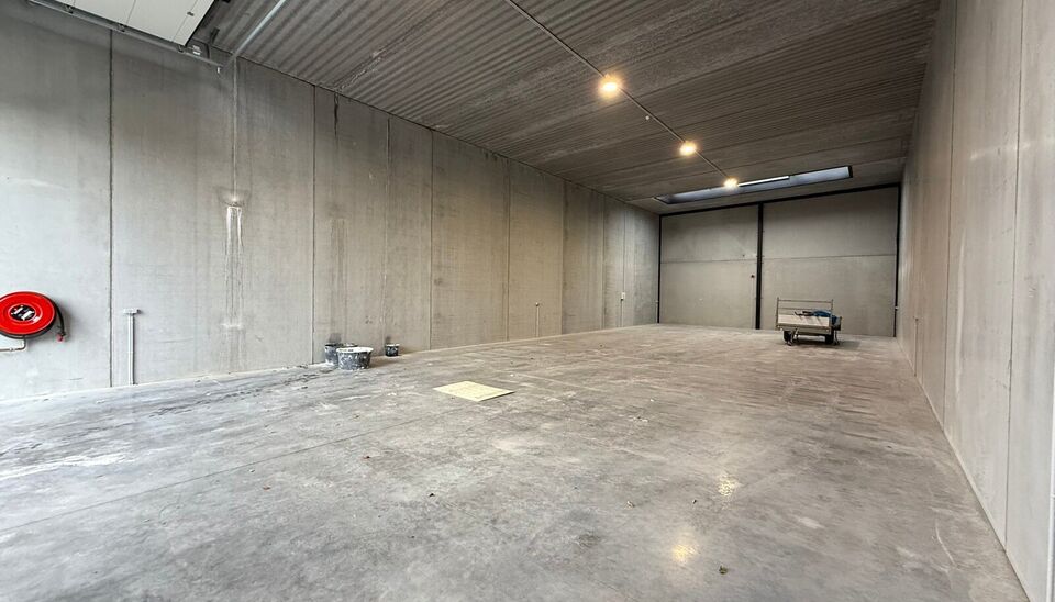 267 m&sup2; magazijn met 2 parkeerplaatsen te huur in bedrijvenpark &ldquo;Baldr&rdquo; &ndash; Sint-Andries
Deze moderne en ge&iuml;soleerde KMO-unit is gelegen in het bedrijvenpark &ldquo;Baldr&rdquo;, een rustige maar strategische locatie vlakbij alle belangrijke in- en uitvalswe