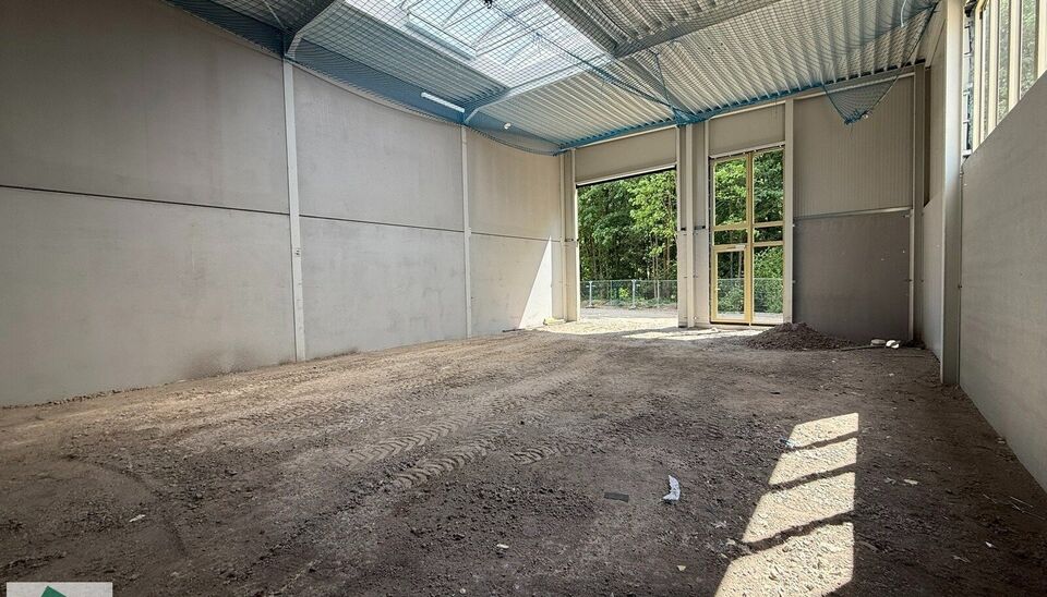 Nieuwbouw KMO Unit van 164m² met 2 parkeerplaatsen te huur op de voormalige papierfabriek site Catala in Drogenbos. Catala Business Park, bestaande uit 19 KMO-Units.  
De loods ligt op een unieke en strategische locatie aan de zuidrand van Brussel, vlak 
