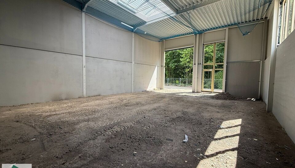 Nieuwbouw KMO Unit van 164m² met 2 parkeerplaatsen te huur op de voormalige papierfabriek site Catala in Drogenbos. Catala Business Park, bestaande uit 19 KMO-Units.  
De loods ligt op een unieke en strategische locatie aan de zuidrand van Brussel, vlak 