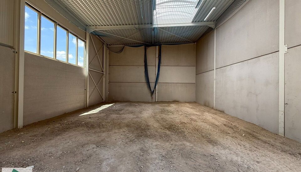 Nieuwbouw KMO Unit van 164m² met 2 parkeerplaatsen te huur op de voormalige papierfabriek site Catala in Drogenbos. Catala Business Park, bestaande uit 19 KMO-Units.  
De loods ligt op een unieke en strategische locatie aan de zuidrand van Brussel, vlak 