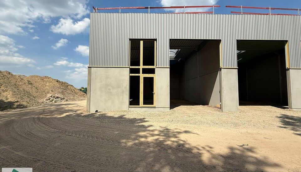Nieuwbouw KMO Unit van 164m² met 2 parkeerplaatsen te huur op de voormalige papierfabriek site Catala in Drogenbos. Catala Business Park, bestaande uit 19 KMO-Units.  
De loods ligt op een unieke en strategische locatie aan de zuidrand van Brussel, vlak 