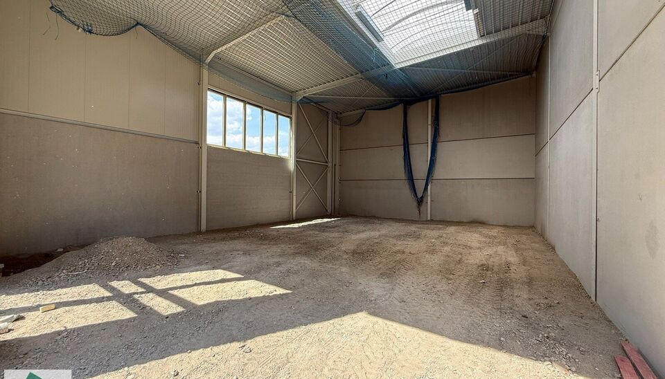 Nieuwbouw KMO Unit van 164m² met 2 parkeerplaatsen te huur op de voormalige papierfabriek site Catala in Drogenbos. Catala Business Park, bestaande uit 19 KMO-Units.  
De loods ligt op een unieke en strategische locatie aan de zuidrand van Brussel, vlak 