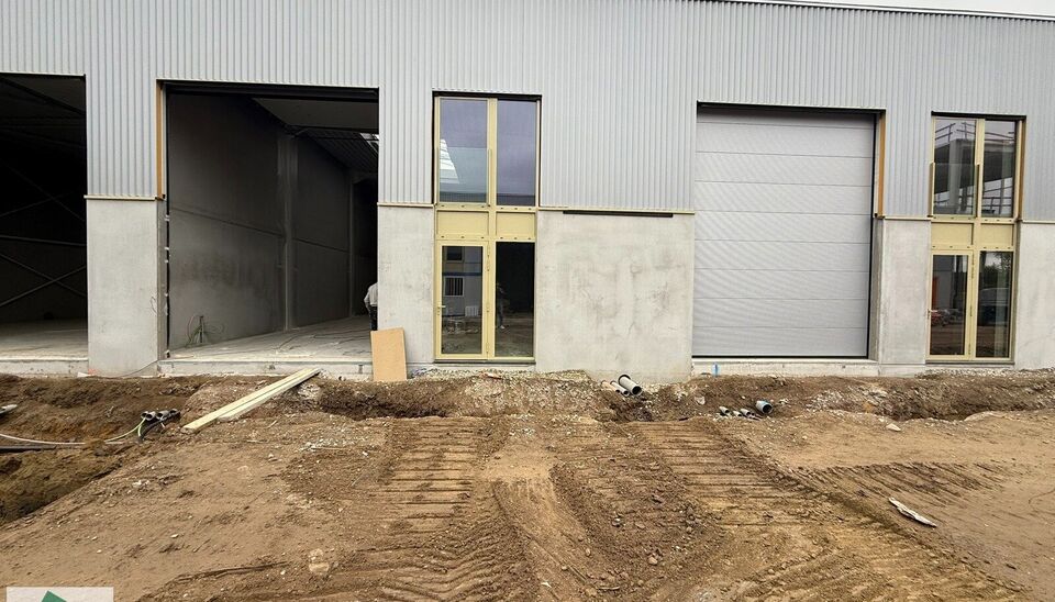 Nieuwbouw KMO Unit van 184m² met 2 parkeerplaatsen te huur op de voormalige papierfabriek site Catala in Drogenbos. Catala Business Park, bestaande uit 19 KMO-Units.  
De loods ligt op een unieke en strategische locatie aan de zuidrand van Brussel, vlak 