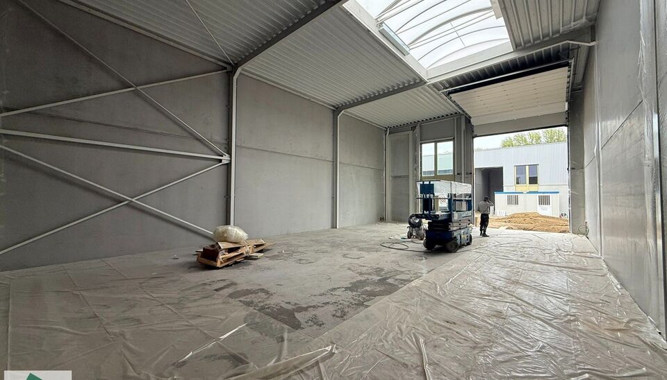 Nieuwbouw KMO Unit van 184m² met 2 parkeerplaatsen te huur op de voormalige papierfabriek site Catala in Drogenbos. Catala Business Park, bestaande uit 19 KMO-Units.  
De loods ligt op een unieke en strategische locatie aan de zuidrand van Brussel, vlak 