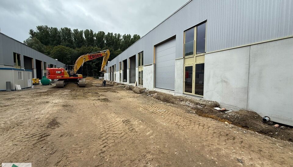 Nieuwbouw KMO Unit van 184m² met 2 parkeerplaatsen te huur op de voormalige papierfabriek site Catala in Drogenbos. Catala Business Park, bestaande uit 19 KMO-Units.  
De loods ligt op een unieke en strategische locatie aan de zuidrand van Brussel, vlak 