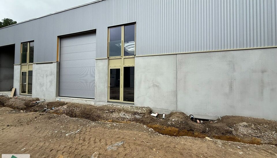 Nieuwbouw KMO Unit van 184m² met 2 parkeerplaatsen te huur op de voormalige papierfabriek site Catala in Drogenbos. Catala Business Park, bestaande uit 19 KMO-Units.  
De loods ligt op een unieke en strategische locatie aan de zuidrand van Brussel, vlak 