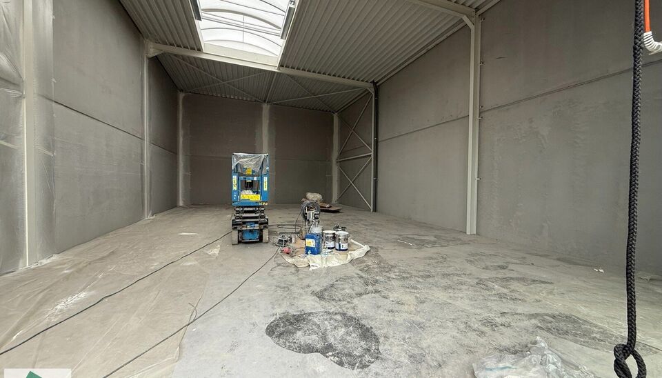 Nieuwbouw KMO Unit van 184m² met 2 parkeerplaatsen te huur op de voormalige papierfabriek site Catala in Drogenbos. Catala Business Park, bestaande uit 19 KMO-Units.  
De loods ligt op een unieke en strategische locatie aan de zuidrand van Brussel, vlak 