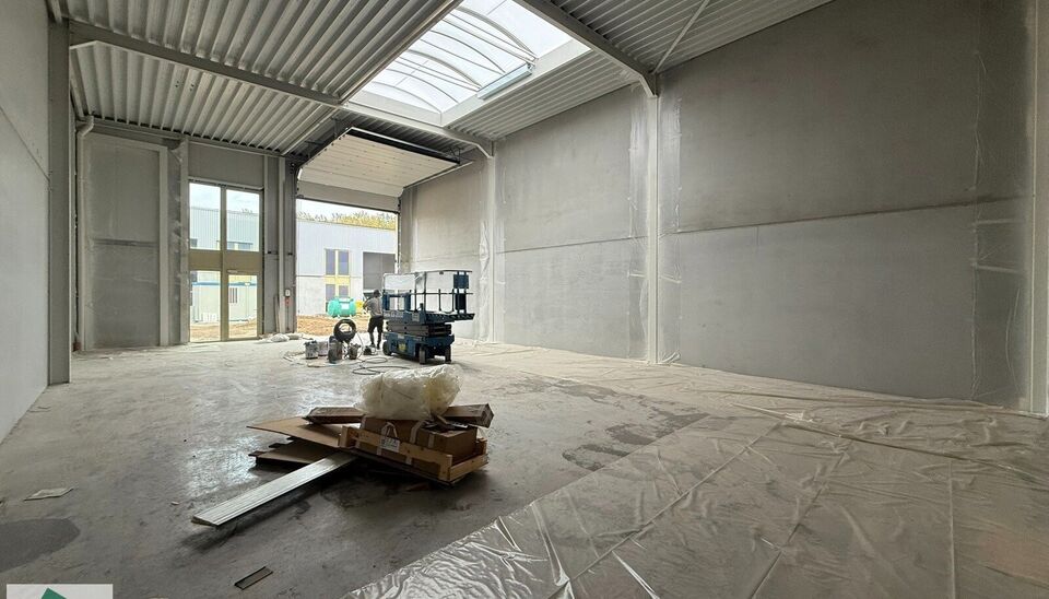 Nieuwbouw KMO Unit van 184m² met 2 parkeerplaatsen te huur op de voormalige papierfabriek site Catala in Drogenbos. Catala Business Park, bestaande uit 19 KMO-Units.  
De loods ligt op een unieke en strategische locatie aan de zuidrand van Brussel, vlak 