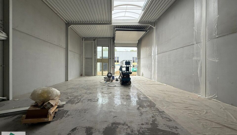 Nieuwbouw KMO Unit van 184m² met 2 parkeerplaatsen te huur op de voormalige papierfabriek site Catala in Drogenbos. Catala Business Park, bestaande uit 19 KMO-Units.  
De loods ligt op een unieke en strategische locatie aan de zuidrand van Brussel, vlak 