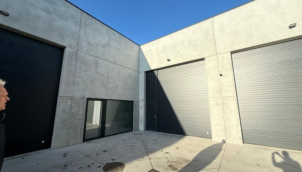 232m&sup2; magazijn met 2 parkeerplaatsen te huur te Evergem op goede locatie vlakbij Gent. 
Deze KMO-loods is strategisch gelegen aan de rand van Gent, vlot bereikbare via de R4. 
De loods heeft een vrije hoogte van 6 meter en is gebouwd met een solide staal