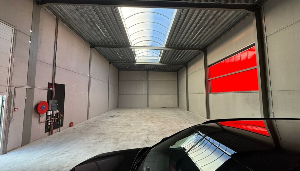 232m&sup2; magazijn met 2 parkeerplaatsen te huur te Evergem op goede locatie vlakbij Gent. 
Deze KMO-loods is strategisch gelegen aan de rand van Gent, vlot bereikbare via de R4. 
De loods heeft een vrije hoogte van 6 meter en is gebouwd met een solide staal