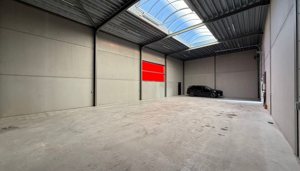 232m&sup2; magazijn met 2 parkeerplaatsen te huur te Evergem op goede locatie vlakbij Gent. 
Deze KMO-loods is strategisch gelegen aan de rand van Gent, vlot bereikbare via de R4. 
De loods heeft een vrije hoogte van 6 meter en is gebouwd met een solide staal