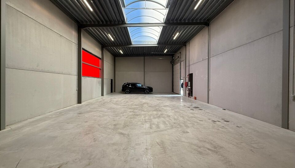 232m&sup2; magazijn met 2 parkeerplaatsen te huur te Evergem op goede locatie vlakbij Gent. 
Deze KMO-loods is strategisch gelegen aan de rand van Gent, vlot bereikbare via de R4. 
De loods heeft een vrije hoogte van 6 meter en is gebouwd met een solide staal