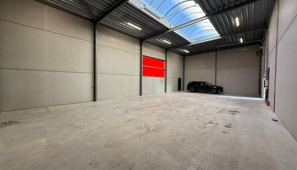 232m&sup2; magazijn met 2 parkeerplaatsen te huur te Evergem op goede locatie vlakbij Gent. 
Deze KMO-loods is strategisch gelegen aan de rand van Gent, vlot bereikbare via de R4. 
De loods heeft een vrije hoogte van 6 meter en is gebouwd met een solide staal