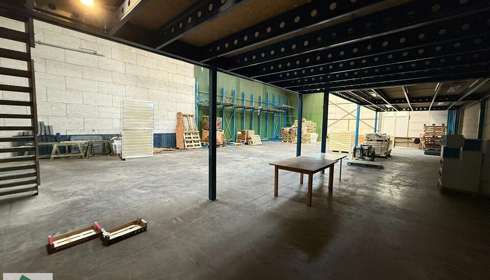 In Evergem bieden wij een opslagruimte van 304 m&sup2; met een mezzanine van 80 m&sup2; ter beschikking.

Dankzij de ligging nabij de R4 en de vlotte verbinding met de E17, E40 en E34, is deze loods ideaal voor opslag en logistiek. De ruimte is voorzien van een s