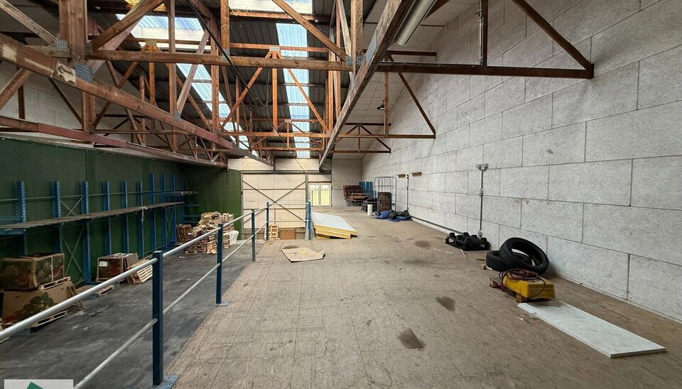 In Evergem bieden wij een opslagruimte van 304 m&sup2; met een mezzanine van 80 m&sup2; ter beschikking.

Dankzij de ligging nabij de R4 en de vlotte verbinding met de E17, E40 en E34, is deze loods ideaal voor opslag en logistiek. De ruimte is voorzien van een s