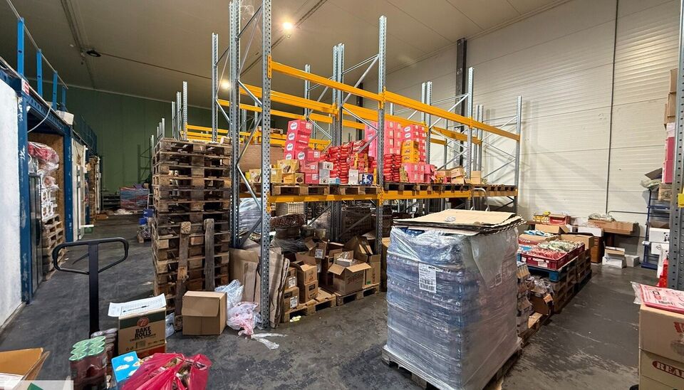 In Evergem bieden wij een opslagruimte van 368m&sup2; met een mezzanine ven klein kantoor aan. Dankzij de ligging nabij de R4 en de vlotte verbinding met de E17, E40 en E34, is deze loods ideaal voor opslag en/of atelierruimte. De ruimte is voorzien van een s