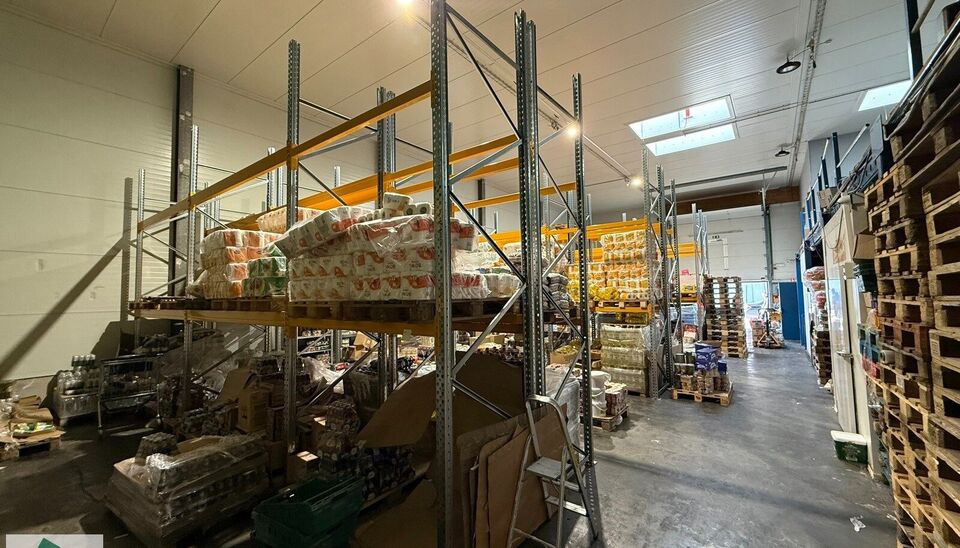 In Evergem bieden wij een opslagruimte van 368m&sup2; met een mezzanine ven klein kantoor aan. Dankzij de ligging nabij de R4 en de vlotte verbinding met de E17, E40 en E34, is deze loods ideaal voor opslag en/of atelierruimte. De ruimte is voorzien van een s