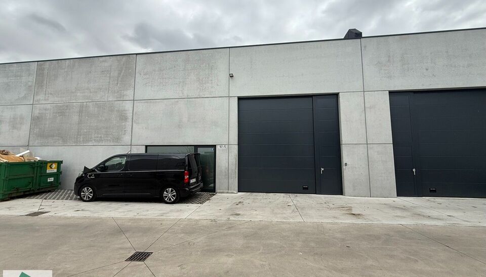 KMO unit te huur op toplocatie in Gent. Vlotte bereikbaarheid via de R4 naar de E17, E40 en E34. Deze KMO-units van 230m² met 1 parkeerplaats is voorzien van een staalstructuur met betonnen wanden en een groot raampartij, polybetonvloer, automatische sec