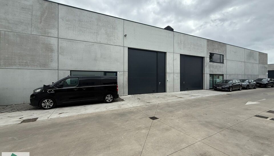 KMO unit te huur op toplocatie in Gent. Vlotte bereikbaarheid via de R4 naar de E17, E40 en E34. Deze KMO-units van 230m² met 1 parkeerplaats is voorzien van een staalstructuur met betonnen wanden en een groot raampartij, polybetonvloer, automatische sec