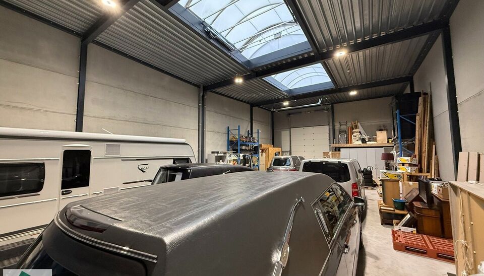 KMO unit te huur op toplocatie in Gent. Vlotte bereikbaarheid via de R4 naar de E17, E40 en E34. Deze KMO-units van 230m² met 1 parkeerplaats is voorzien van een staalstructuur met betonnen wanden en een groot raampartij, polybetonvloer, automatische sec