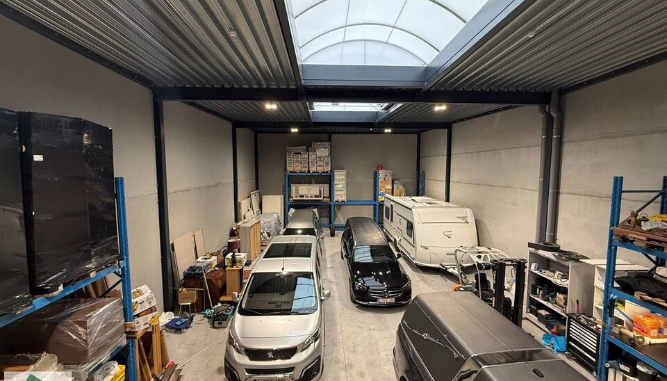 KMO unit te huur op toplocatie in Gent. Vlotte bereikbaarheid via de R4 naar de E17, E40 en E34. Deze KMO-units van 230m² met 1 parkeerplaats is voorzien van een staalstructuur met betonnen wanden en een groot raampartij, polybetonvloer, automatische sec