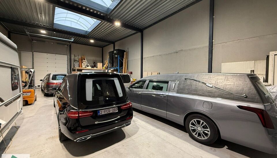 KMO unit te huur op toplocatie in Gent. Vlotte bereikbaarheid via de R4 naar de E17, E40 en E34. Deze KMO-units van 230m² met 1 parkeerplaats is voorzien van een staalstructuur met betonnen wanden en een groot raampartij, polybetonvloer, automatische sec