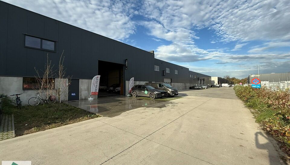 369m² magazijn met 2 parkeerplaatsen voor het gebouw en 3 parkeerplaatsen aan het begin van de Industrieweg (mogelijkheid voor bijkomende publiciteit) te huur gelegen op een uitstekende locatie naast de R4. Het magazijn kan gebruikt worden als opslagruim