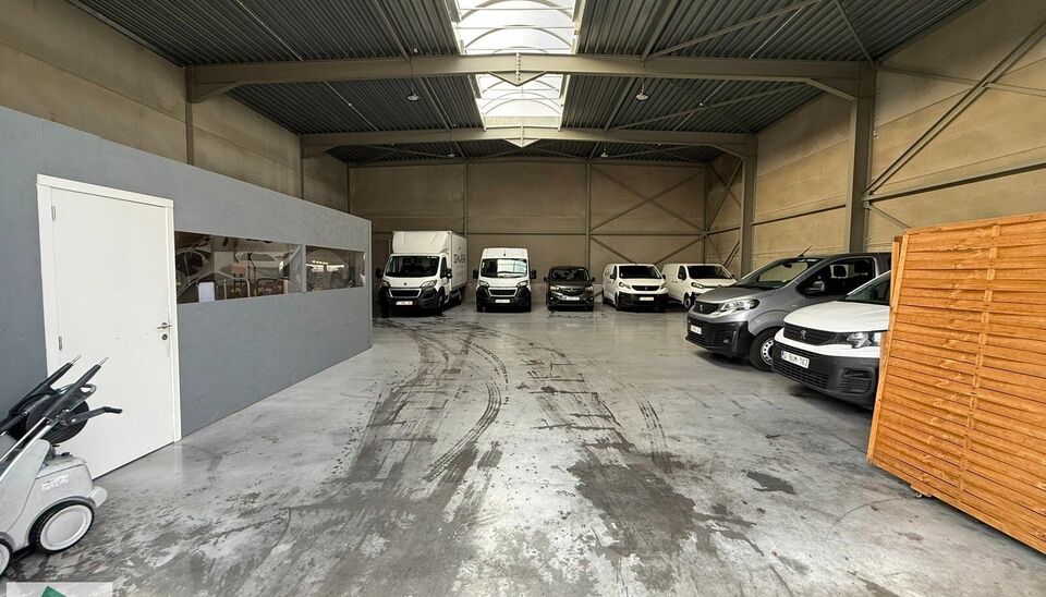 369m² magazijn met 2 parkeerplaatsen voor het gebouw en 3 parkeerplaatsen aan het begin van de Industrieweg (mogelijkheid voor bijkomende publiciteit) te huur gelegen op een uitstekende locatie naast de R4. Het magazijn kan gebruikt worden als opslagruim