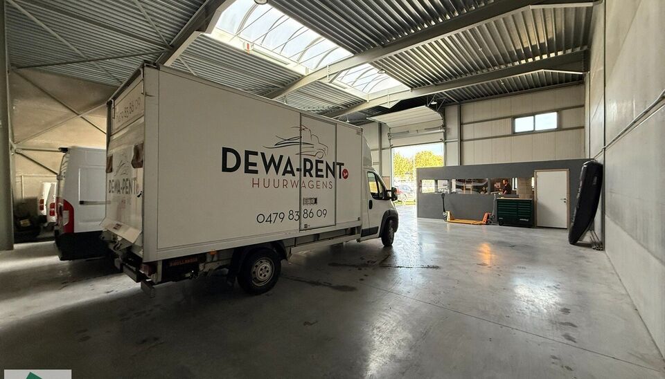 369m² magazijn met 2 parkeerplaatsen voor het gebouw en 3 parkeerplaatsen aan het begin van de Industrieweg (mogelijkheid voor bijkomende publiciteit) te huur gelegen op een uitstekende locatie naast de R4. Het magazijn kan gebruikt worden als opslagruim