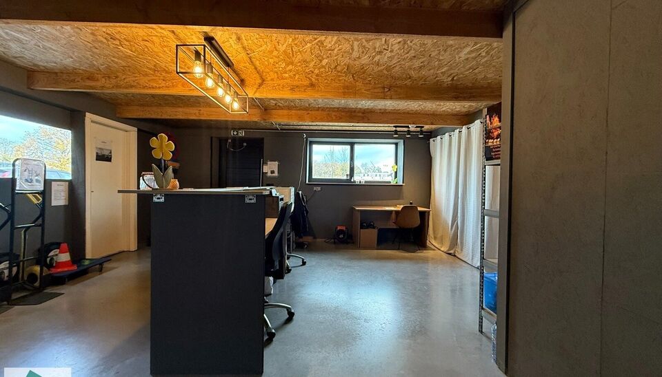 369m² magazijn met 2 parkeerplaatsen voor het gebouw en 3 parkeerplaatsen aan het begin van de Industrieweg (mogelijkheid voor bijkomende publiciteit) te huur gelegen op een uitstekende locatie naast de R4. Het magazijn kan gebruikt worden als opslagruim