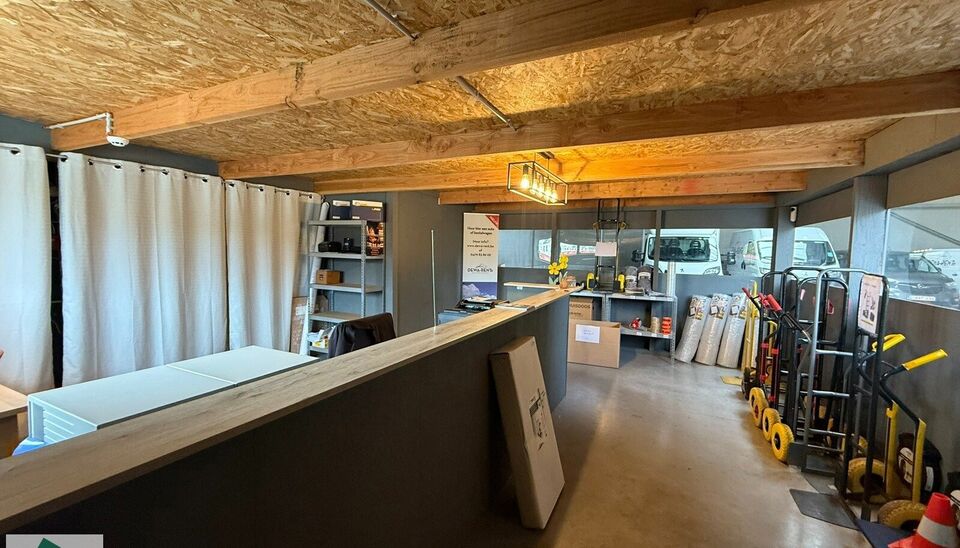 369m² magazijn met 2 parkeerplaatsen voor het gebouw en 3 parkeerplaatsen aan het begin van de Industrieweg (mogelijkheid voor bijkomende publiciteit) te huur gelegen op een uitstekende locatie naast de R4. Het magazijn kan gebruikt worden als opslagruim