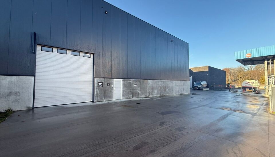 260m&sup2; magazijn met 2 parkeerplaatsen te huur te Wondelgem op de Cassandra Site. 
Deze KMO-loods is strategisch gelegen aan de rand van Gent, vlot bereikbare via de R4 en makkelijke bereikbaar met vrachtwagen. 
De loods heeft een vrije hoogte van 8,2 mete