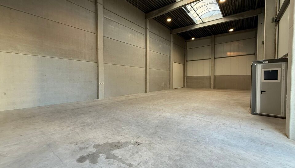 260m&sup2; magazijn met 2 parkeerplaatsen te huur te Wondelgem op de Cassandra Site. 
Deze KMO-loods is strategisch gelegen aan de rand van Gent, vlot bereikbare via de R4 en makkelijke bereikbaar met vrachtwagen. 
De loods heeft een vrije hoogte van 8,2 mete