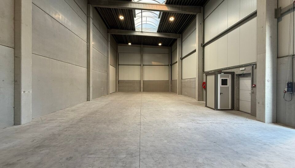 260m&sup2; magazijn met 2 parkeerplaatsen te huur te Wondelgem op de Cassandra Site. 
Deze KMO-loods is strategisch gelegen aan de rand van Gent, vlot bereikbare via de R4 en makkelijke bereikbaar met vrachtwagen. 
De loods heeft een vrije hoogte van 8,2 mete