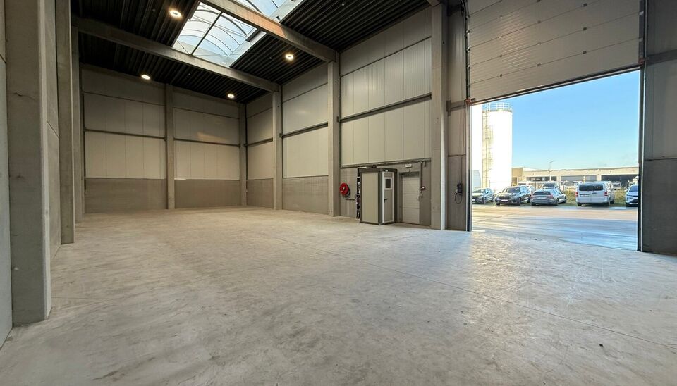 260m&sup2; magazijn met 2 parkeerplaatsen te huur te Wondelgem op de Cassandra Site. 
Deze KMO-loods is strategisch gelegen aan de rand van Gent, vlot bereikbare via de R4 en makkelijke bereikbaar met vrachtwagen. 
De loods heeft een vrije hoogte van 8,2 mete