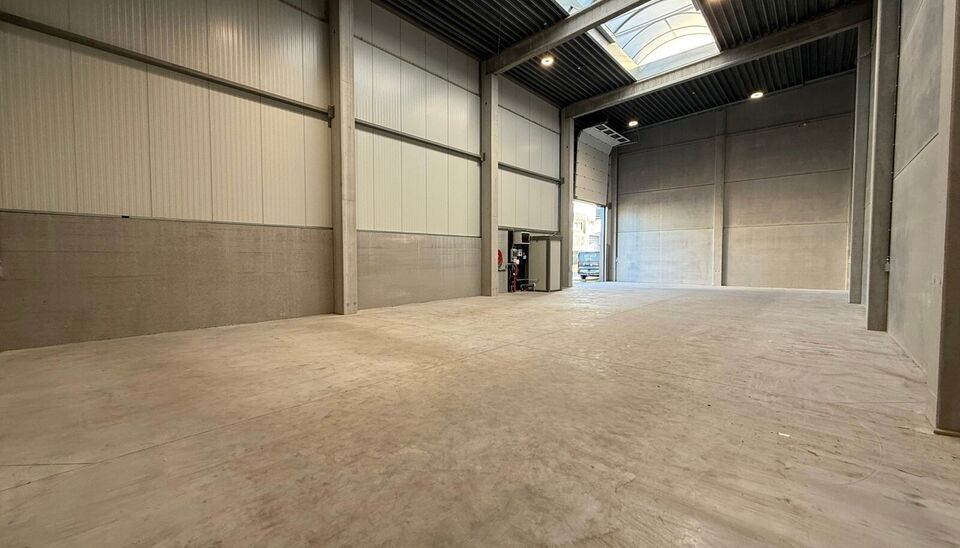 260m&sup2; magazijn met 2 parkeerplaatsen te huur te Wondelgem op de Cassandra Site. 
Deze KMO-loods is strategisch gelegen aan de rand van Gent, vlot bereikbare via de R4 en makkelijke bereikbaar met vrachtwagen. 
De loods heeft een vrije hoogte van 8,2 mete
