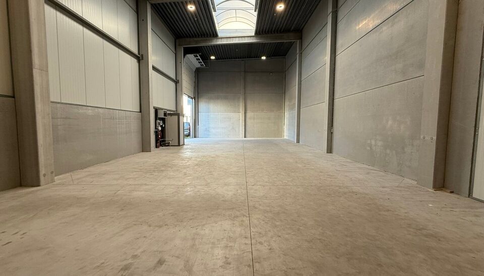 260m&sup2; magazijn met 2 parkeerplaatsen te huur te Wondelgem op de Cassandra Site. 
Deze KMO-loods is strategisch gelegen aan de rand van Gent, vlot bereikbare via de R4 en makkelijke bereikbaar met vrachtwagen. 
De loods heeft een vrije hoogte van 8,2 mete