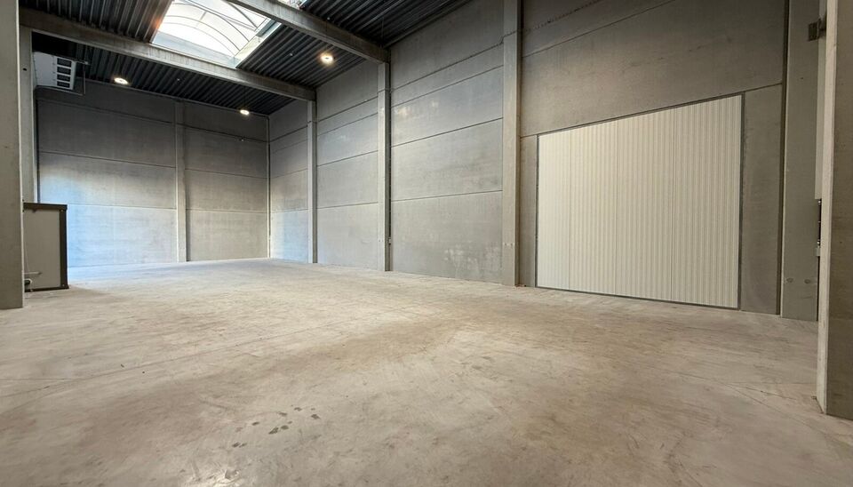 260m&sup2; magazijn met 2 parkeerplaatsen te huur te Wondelgem op de Cassandra Site. 
Deze KMO-loods is strategisch gelegen aan de rand van Gent, vlot bereikbare via de R4 en makkelijke bereikbaar met vrachtwagen. 
De loods heeft een vrije hoogte van 8,2 mete